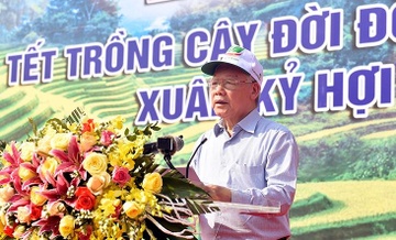 Tong bi thu, Chu tich nuoc Nguyen Phu Trong phat dong Tet trong cay hinh anh