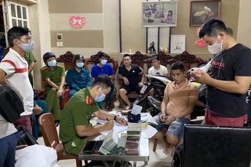 Canh sat kham xet 30 dia diem cua duong day danh bac 3.000 ty hinh anh