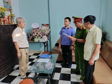 Khoi to mot giam doc to chuc khai thac da ngoai pham vi cap phep hinh anh