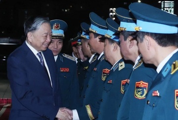 Tong Bi thu tham, kiem tra va chuc Tet cac don vi Cong an va Quan doi hinh anh