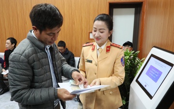 Ngay dau CSGT cap doi giay phep lai xe, mat 5 phut de hoan tat ho so hinh anh