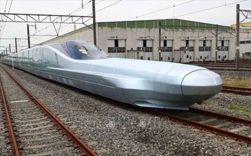 Nhat Ban: Tau Shinkansen dung hoat dong do va cham voi nguoi hinh anh