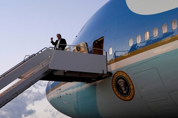 Rộ tranh cãi việc Tổng thống Trump nhận quà xa xỉ từ Qatar