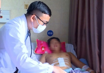 Ban trong thuong tai xe xe tai vi luu thong gay bui hinh anh