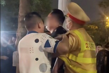 3 người lao vào ôm cảnh sát để 'giải cứu' bạn ở Hà Nội
