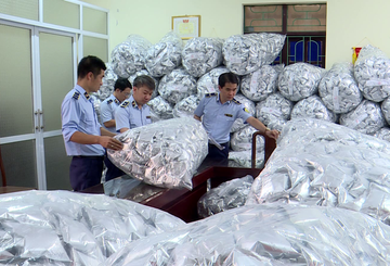 Phat hien, thu giu 40.000 goi rong bien khong ro nguon goc hinh anh
