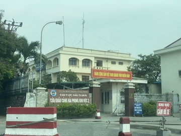 Thu doan de thong quan hang lau giua doanh nghiep va can bo hai quan hinh anh
