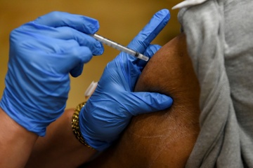 Mỹ thay đổi chính sách tiêm vaccine Covid-19 nhắc lại