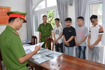 8 quai xe mang theo hung khi, ruot duoi nhau giua pho hinh anh