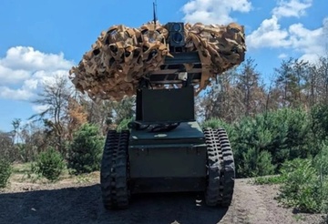 Ukraine tung robot 'quai thu phun lua' KRAMPUS vao chien truong hinh anh