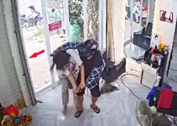 Nữ chủ tiệm cắt tóc bị kẻ trùm mặt xông vào quán tấn công