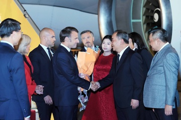 Tong thong Phap Emmanuel Macron va Phu nhan den Ha Noi hinh anh
