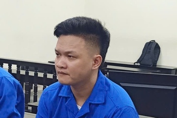 Nguoi dan ong co vo va 3 con vung dao hai nhan tinh giua duong hinh anh