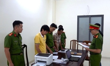 Hai HLV bong da tre Khanh Hoa bi bat do chiem doat tien cua cau thu hinh anh