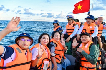 Hanh trinh y nghia cua 100 Nha bao den voi quan dao Truong Sa hinh anh