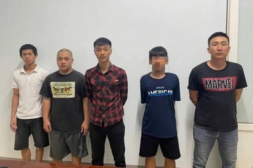 Bat khan cap 2 nhan vien quan com trong vu au da truoc cong benh vien hinh anh
