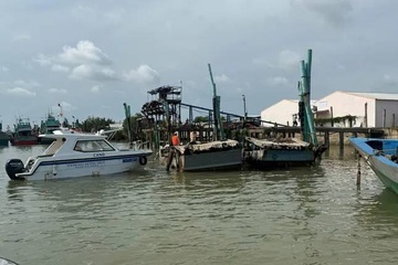 Bat giu 13 doi tuong lien quan khai thac, van chuyen cat trai phep hinh anh