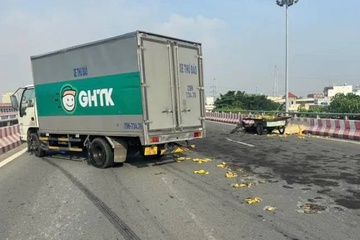 Xe tai va cham xe loi tu che, nguoi dan ong ban chuoi dao tu vong hinh anh