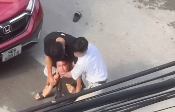 2 cha con đánh người chảy máu đầu, hỏi 'mày biết tao là ai không?'