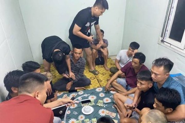 Lo tu diem danh bac trong phong lam bang thung container hinh anh