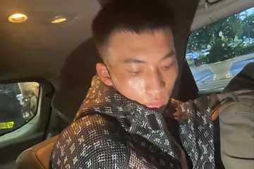 Cuop tiem vang o Lam Dong roi mua ve may bay de bo tron hinh anh