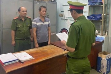 Bat doi tuong giat sap cong nha hang xom vi bi nhac hat karaoke on ao hinh anh