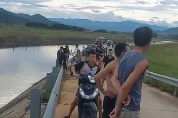 Hai anh em duoi nuoc khi cuu nhau duoi kenh hinh anh