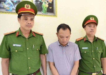 Bat giam giam doc Cong ty Athena Viet Nam san xuat kem chong nang gia hinh anh
