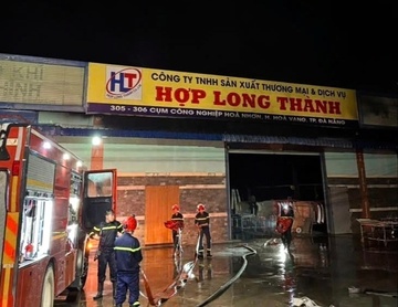 Da Nang huy dong phuong tien hien dai khong che vu chay kho xuong hinh anh
