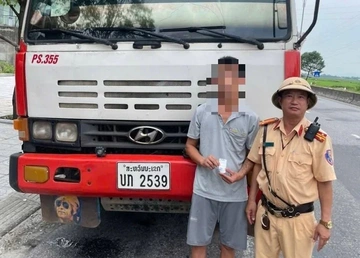 Phat hien tai xe oto dau keo bien so Lao duong tinh ma tuy hinh anh