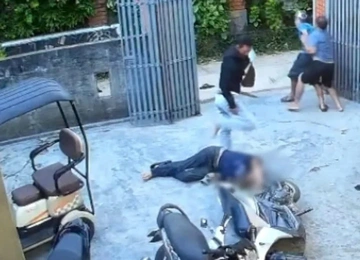 Đang ngồi uống bia, người đàn ông bị nam thanh niên sát hại