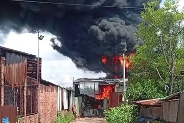Lua do ruc, khoi den cuon cuon nuot tron kho ve chai o TP.HCM hinh anh