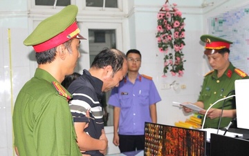 Tam giu tai xe oto tong 2 xe may roi lao xuong song lam 3 nguoi chet hinh anh
