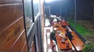 Nguoi dan ong nghi bi ban tu vong khi dang ngoi nhau truoc nha hinh anh