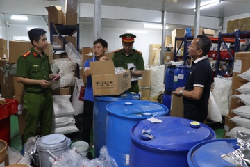 Khởi tố đường dây thực phẩm chức năng giả quy mô lớn, bắt 2 giám đốc