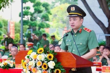 Trung tuong Mai Hoang phat lenh ra quan tran ap toi pham hinh anh