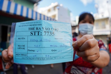 Cho dau tien o TP.HCM su dung the de ra vao hinh anh
