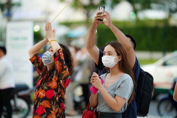 Nhieu nguoi toi dang huong khi cong vien Me Linh mo cua tro lai hinh anh