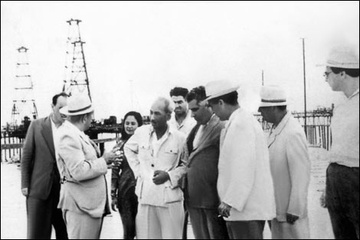 Nghia cu cao dep cua Ho Chu tich trong chuyen tham nuoc ngoai nam 1959 hinh anh
