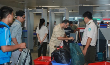 Cham, huy chuyen bay vi phi cong, tiep vien den muon hinh anh