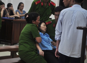 Ke lua dao 44 ty lien tuc ngat xiu truoc vanh mong ngua hinh anh