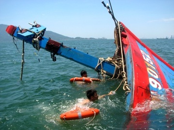 Tau ca bi dam chim, 13 ngu dan vat lon voi song lon hinh anh