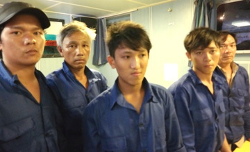 13 ngu dan nhay xuong bien khi bi tau la dam chim hinh anh