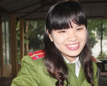 Nu quan giao xinh dep cam hoa pham nhan bang su chan thanh hinh anh