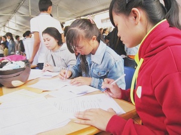 Hang nghin thi sinh cho ca ngay chua nop duoc ho so dai hoc hinh anh