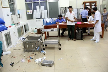 Nhom con do xong vao chem nguoi o phong cap cuu hinh anh