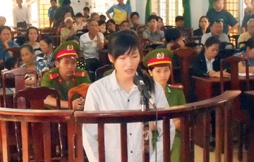 Co gai coi ao lang ma CSGT linh 9 thang tu hinh anh