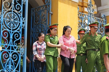 Giam doc moi hoc lop 2 vua khoc vua tra loi toa hinh anh