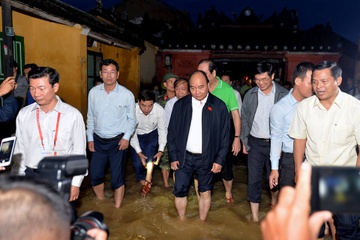 Thu tuong loi nuoc dong vien nguoi dan vung lu Hoi An hinh anh