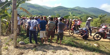 Di qua hang rao nhiem dien, 2 vo chong thiet mang hinh anh